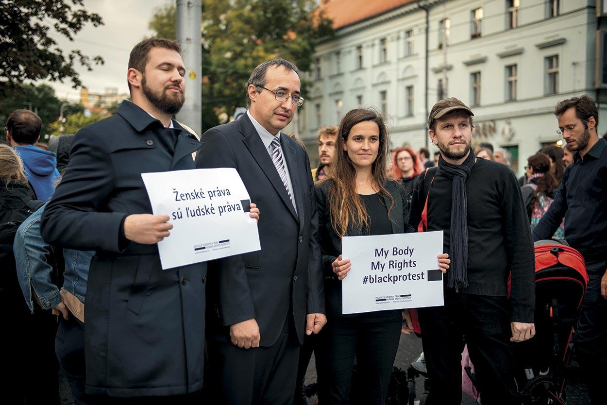 3. október 2016, Bratislava: Alena Krempaská a Peter Weisenbacher na proteste pred Poľským inštitútom proti zákazu interrupcií v Poľsku.