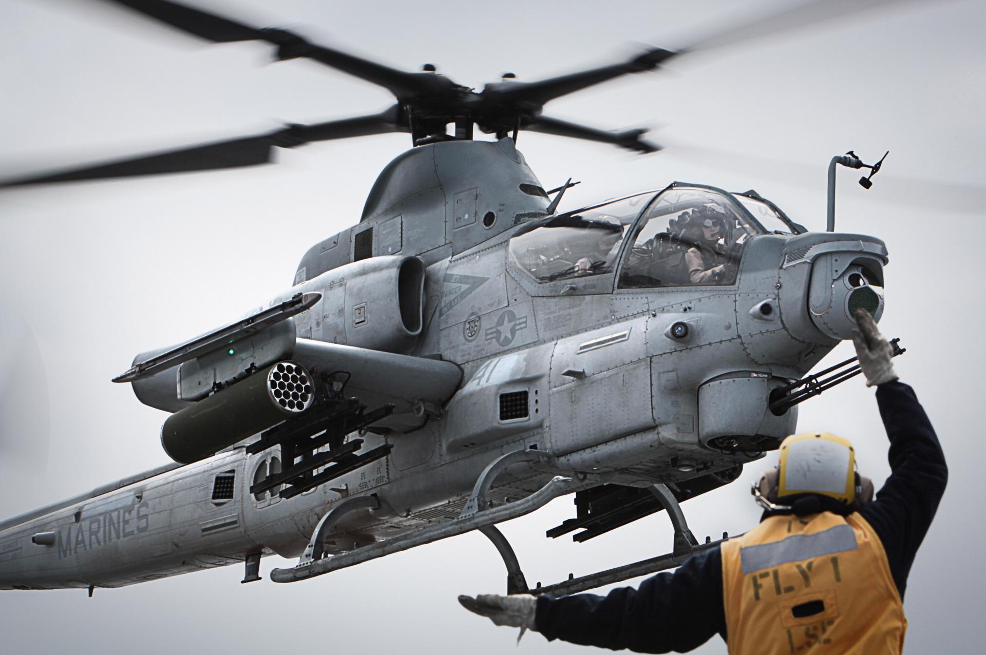 AH-1Z Viper pristáva na lodi USS Makin Island