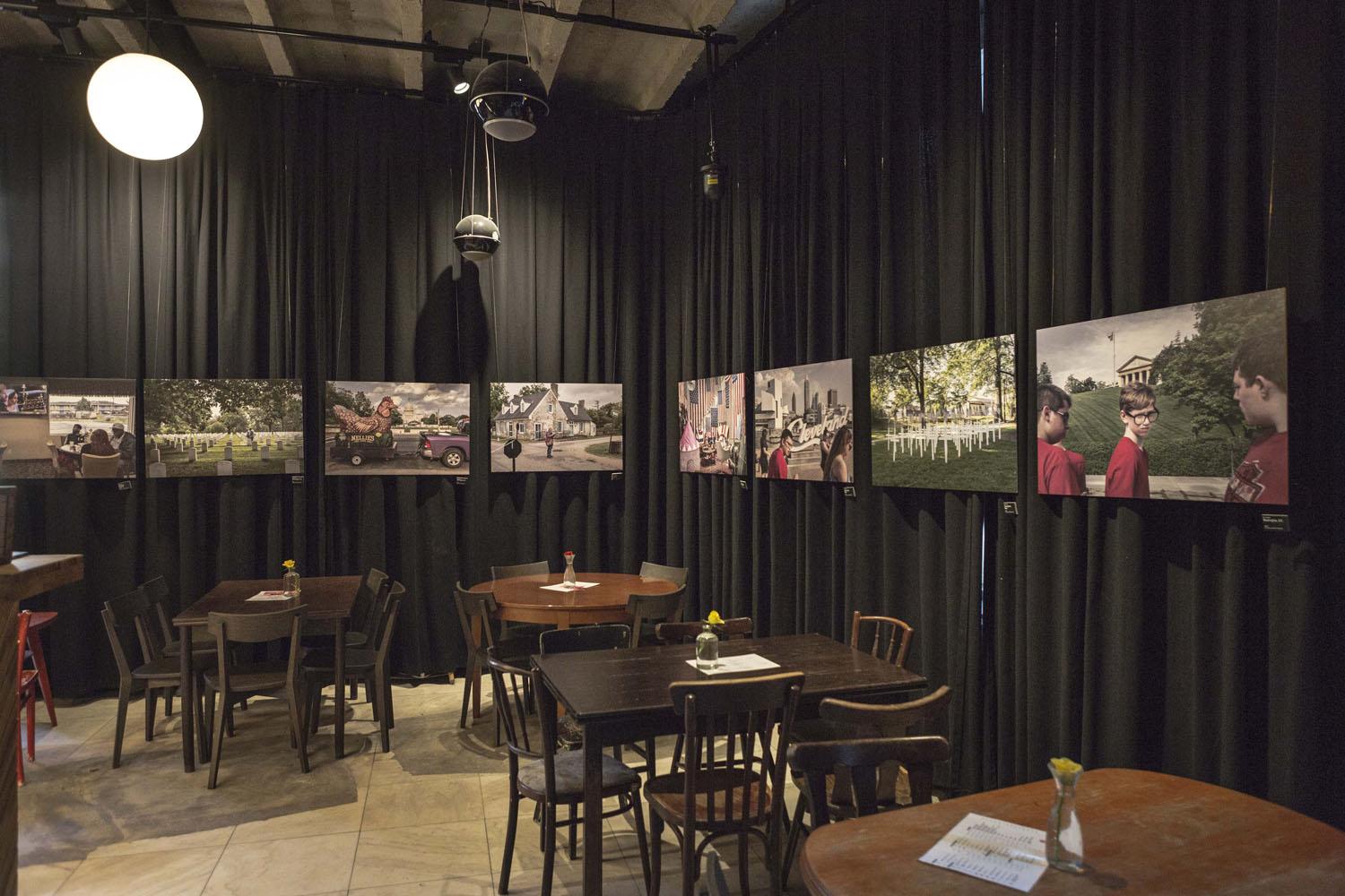 Výstava fotografií, ktoré môžete mať doma v .klube pod lampou