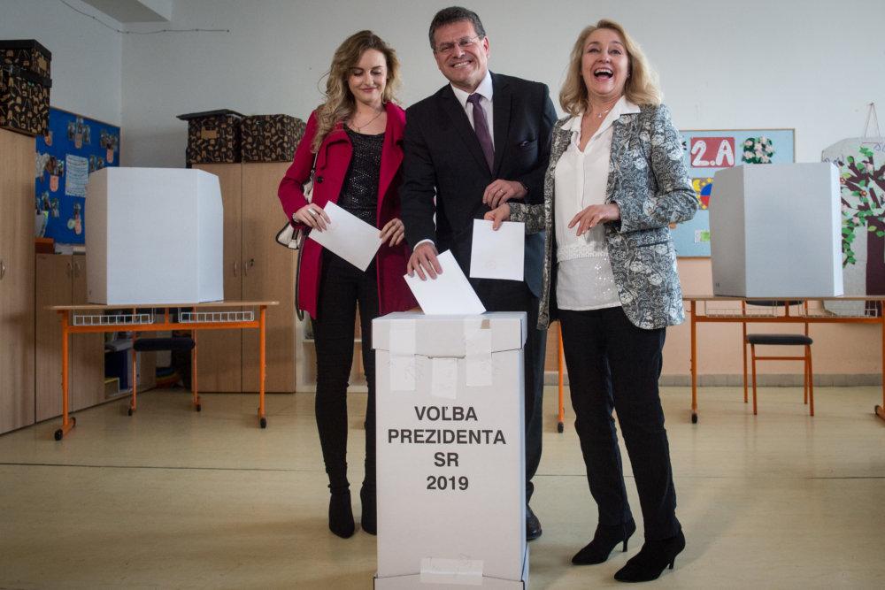 Prezidentský kandidát Maroš Šefčovič s rodinou.