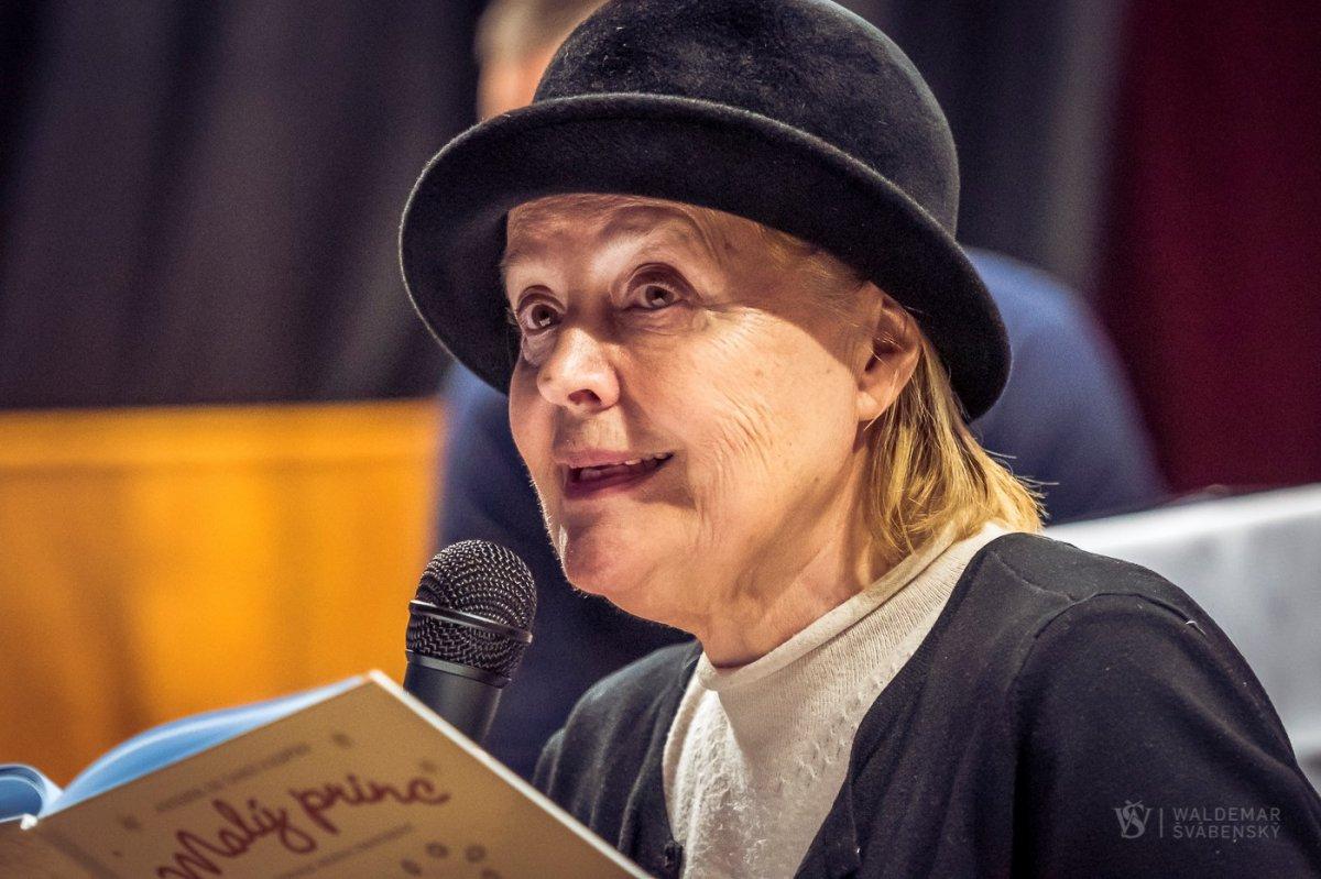 Herečka, bývalá politička a diplomatka Magda Vášáryová, číta deťom z knihy Malý princ počas adventného čítania deťom v Budmericiach.