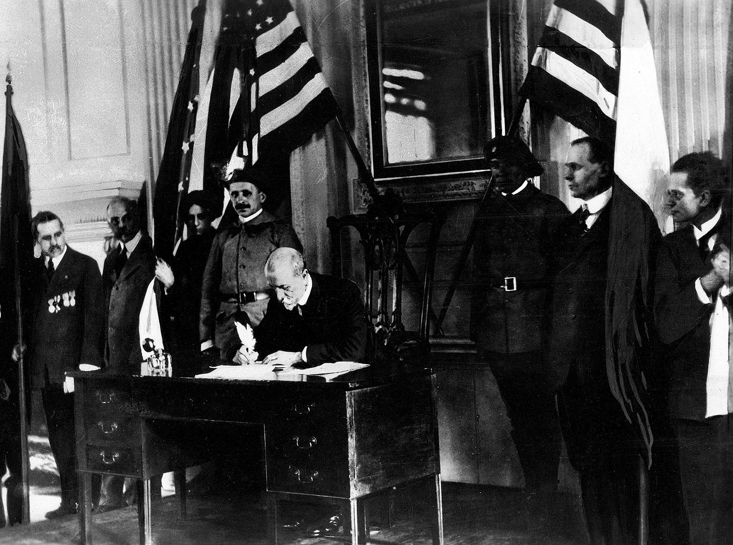 26. október 1918 Filadelfia, USA: Masaryk podpisuje Deklaráciu spoločných cieľov nezávislých stredoeurópskych národov.