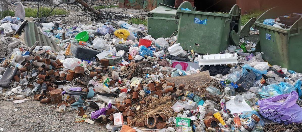 V Mariupole sa začínajú hromadiť na ulici odpadky.