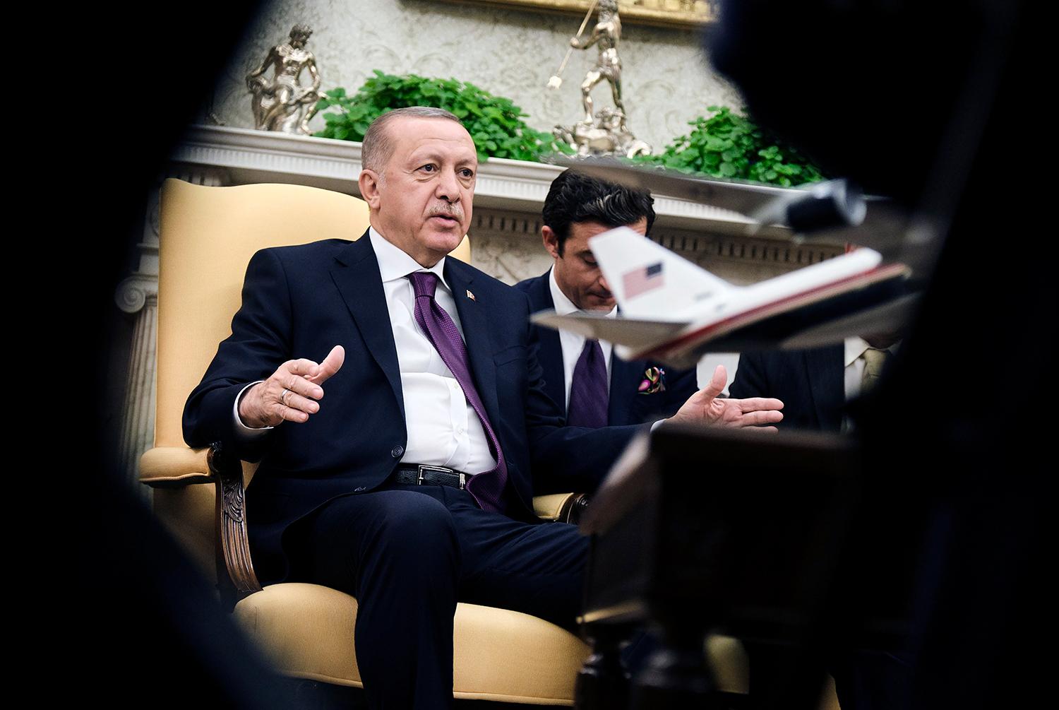 13. november 2019 Washington, USA: Recep Tayyip Erdogan počas stretnutia s Donaldom Trumpom v Oválnej pracovni Bieleho domu. Hoci turecký prezident verbálne podporuje Severoatlantickú alianciu, v skutočnosti robí z Turecka najmenej spoľahlivého člena NATO.