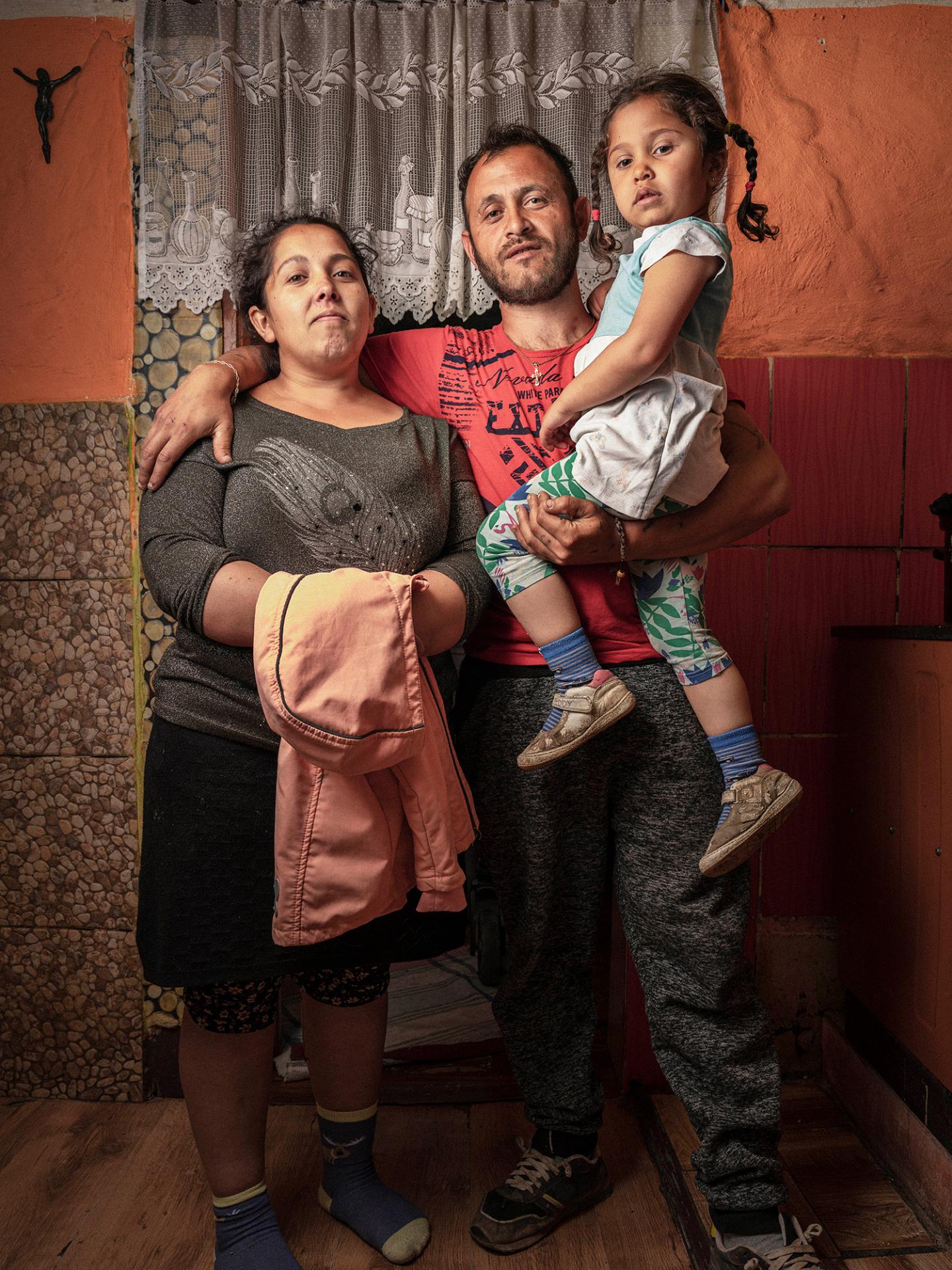 Manželia Grlákovci s najmladšou dcérou Nelkou na rukách oceňujú aktívny prístup školy k vzdelávaniu ich detí v Muránskej Dlhej Lúke. Kľúčom k pedagogickému úspechu je podľa učiteľky Podolinskej zážitkové učenie, ktoré je pre deti z „osád“ prijateľnejšie.