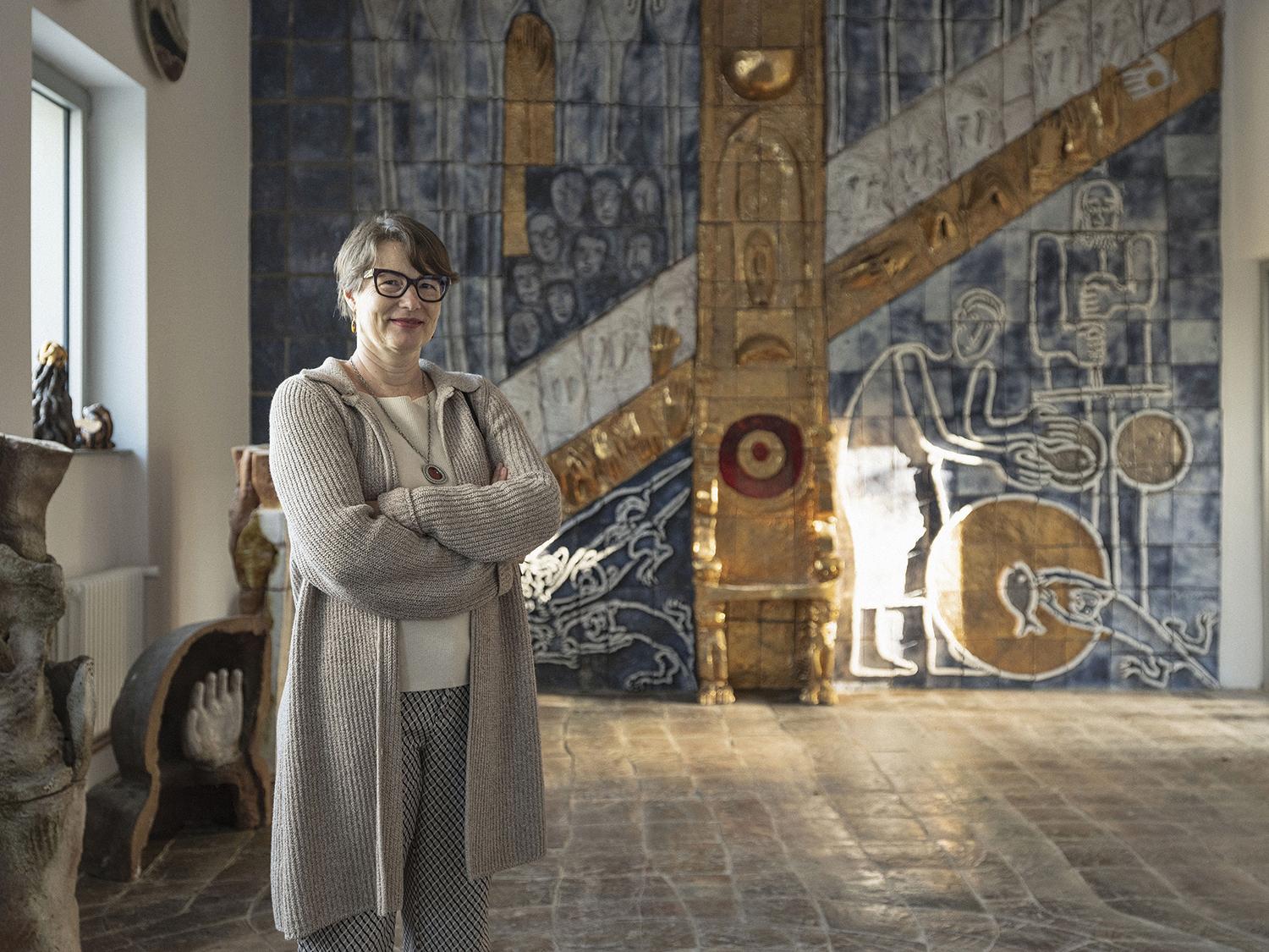 Katarína Staroňová v spoločenskej sále so zlatým trónom.