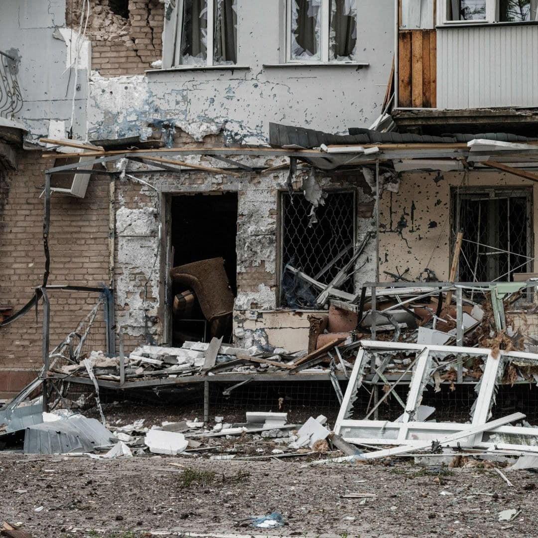 Záber na zničený dom v Luhansku