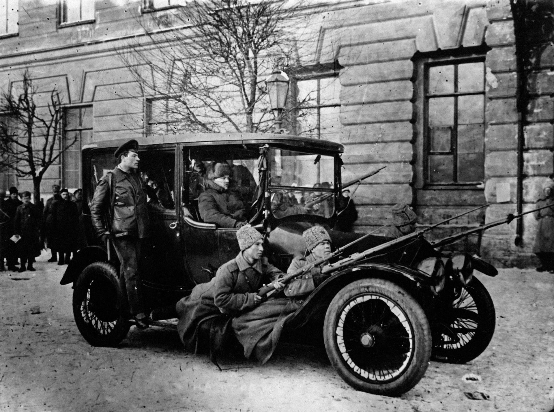 Povstalci pália vo februári 1917 na policajné veliteľstvo v Petrohrade. Takzvaná Februárová revolúcia sa začala generálnym štrajkom. V dôsledku nepokojov abdikoval 15. marca 1917 cár Mikuláš II. Krátko nato vznikla Kerenského Dočasná vláda.