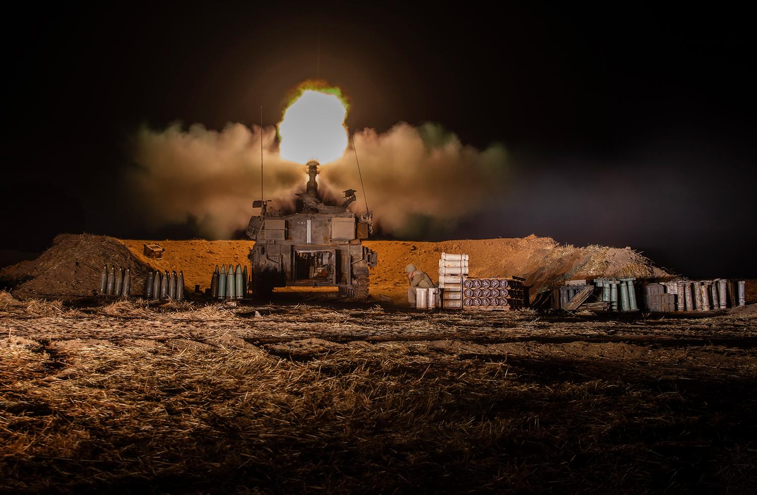 13. máj 2021, Izrael: Izraelská artiléria v blízkosti hraníc s Gazou. Izraelská armáda sa snažila zneškodniť vojenské ciele v Gaze. Ťažkosti im spôsobovalo, že sa nachádzajú v zastavaných a civilistami obývaných oblastiach.