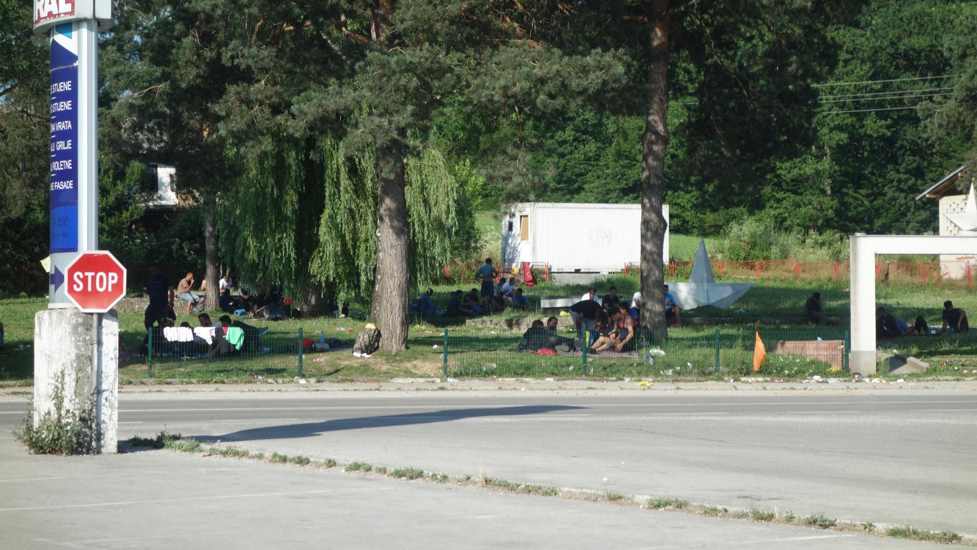 Park v meste Veliká Kladuša obývaný utečencami.