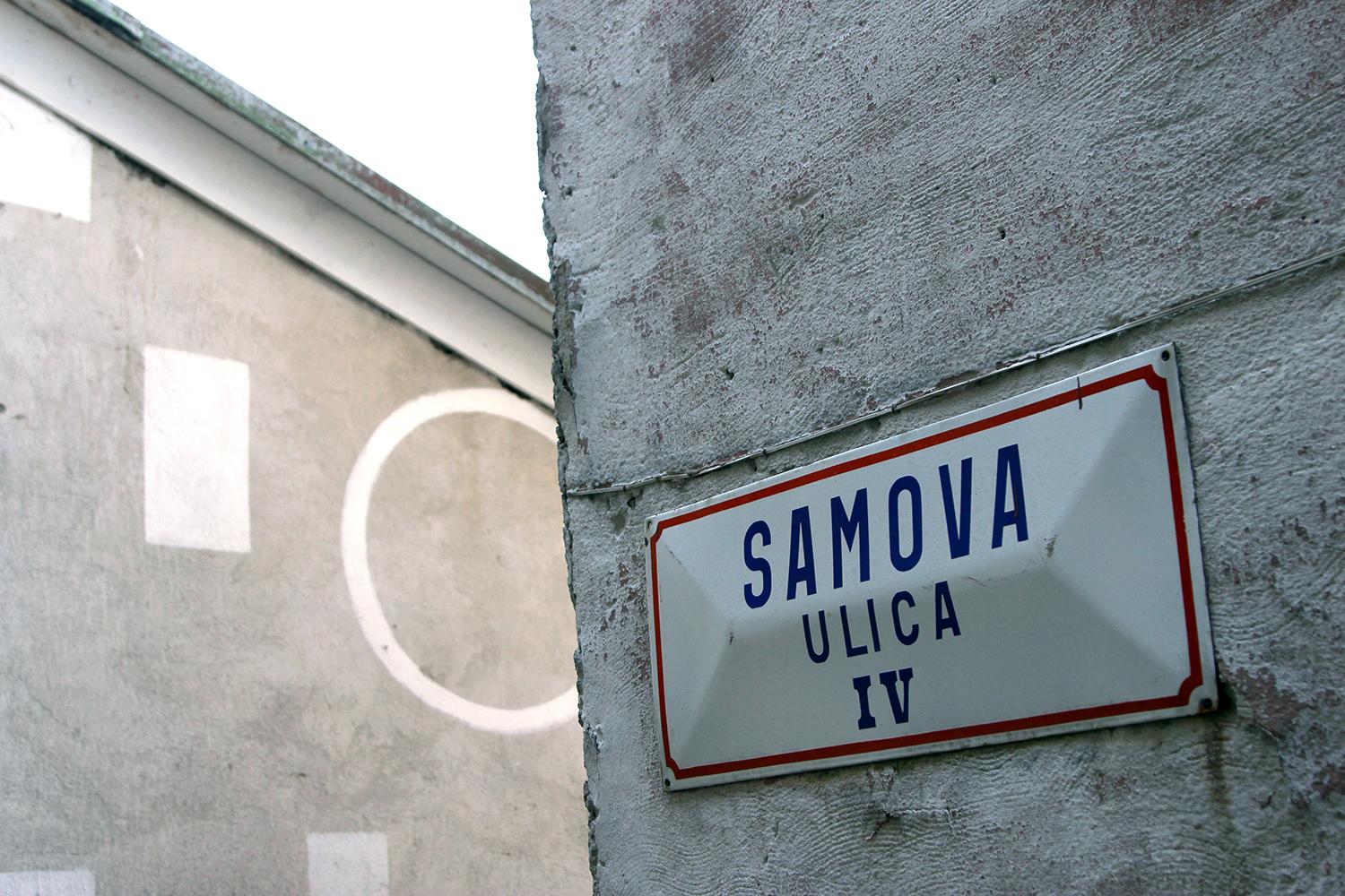 Tabuľka s nápisom Samova ulica upozorňuje na Samovu ríšu.