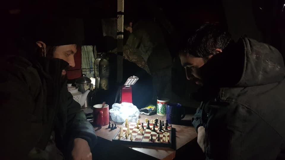 Mariupol. Pohraničníci oddelenia námornej stráže čítajú knihy, hrajú šach v bunkroch závodu Azovstal