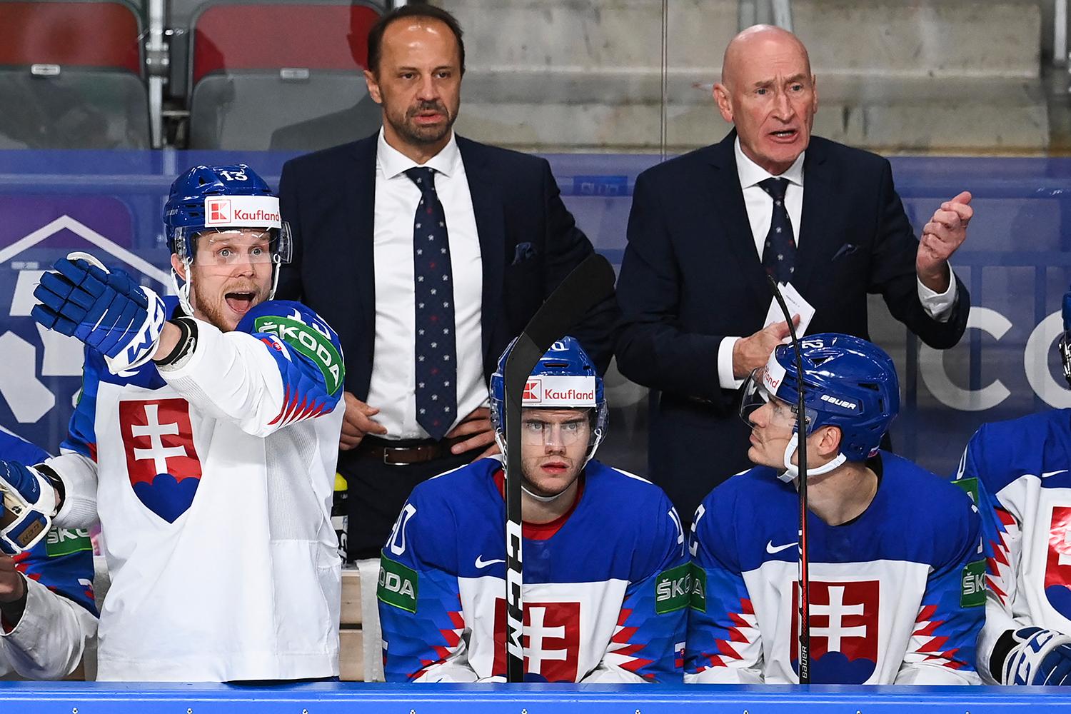 3. jún 2021 Riga, Lotyšsko: Slovenská striedačka na čele s trénermi Craigom Ramsaym a Jánom Pardavým reaguje na rozhodnutie rozhodcu. Zo zápasu Slovensko – USA 1:6. Zápas sme síce nezvládli, ale úspechom bola aj účasť v štvrťfinále.