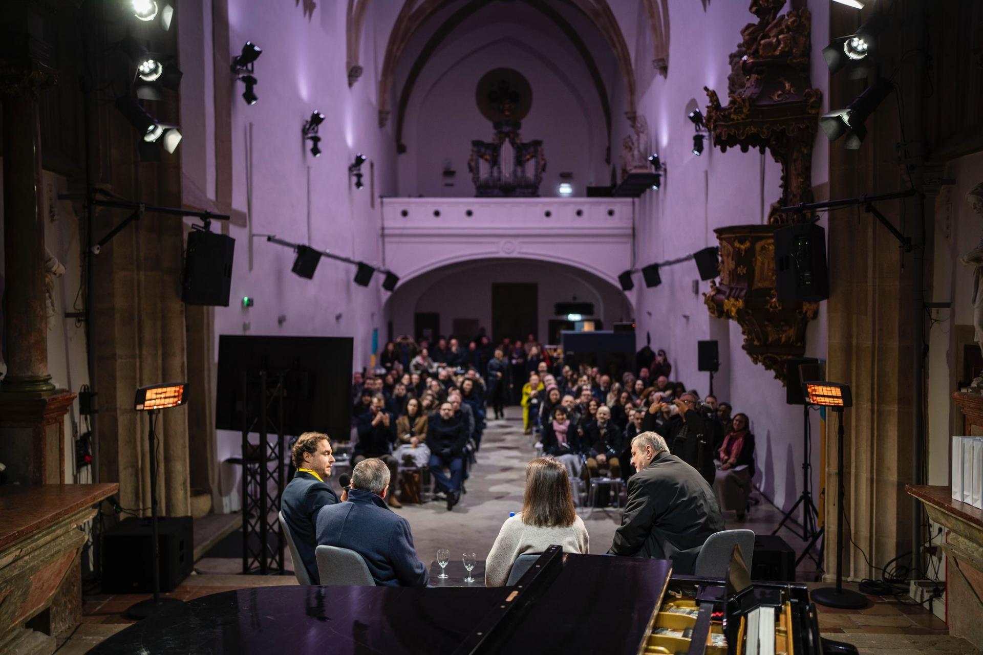 Plný kostol Klarisiek na evente Tri roky vojny 2025