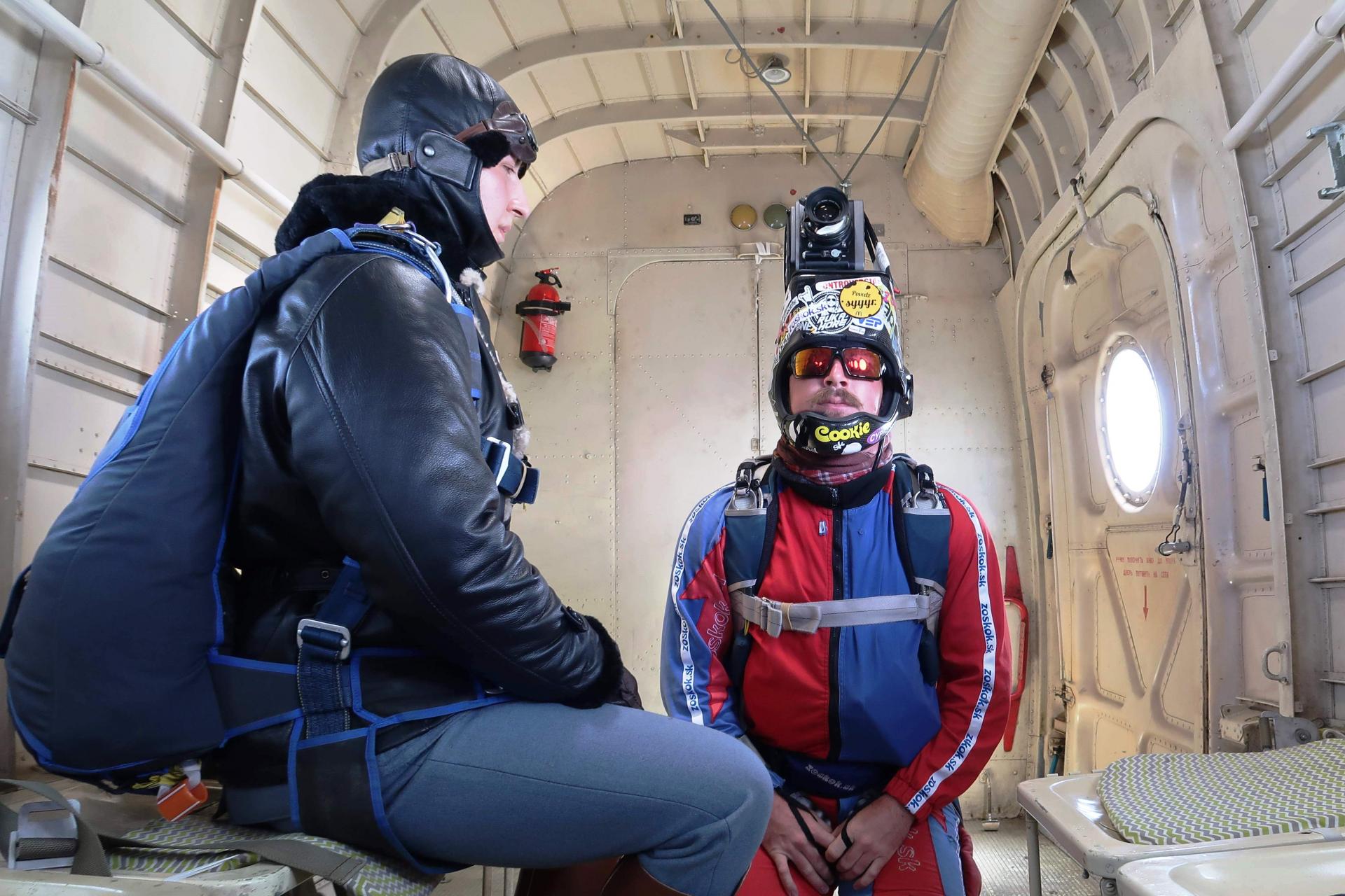 Exkluzívny záber z lietadla – kaskadéri sa pripravujú na výskok.