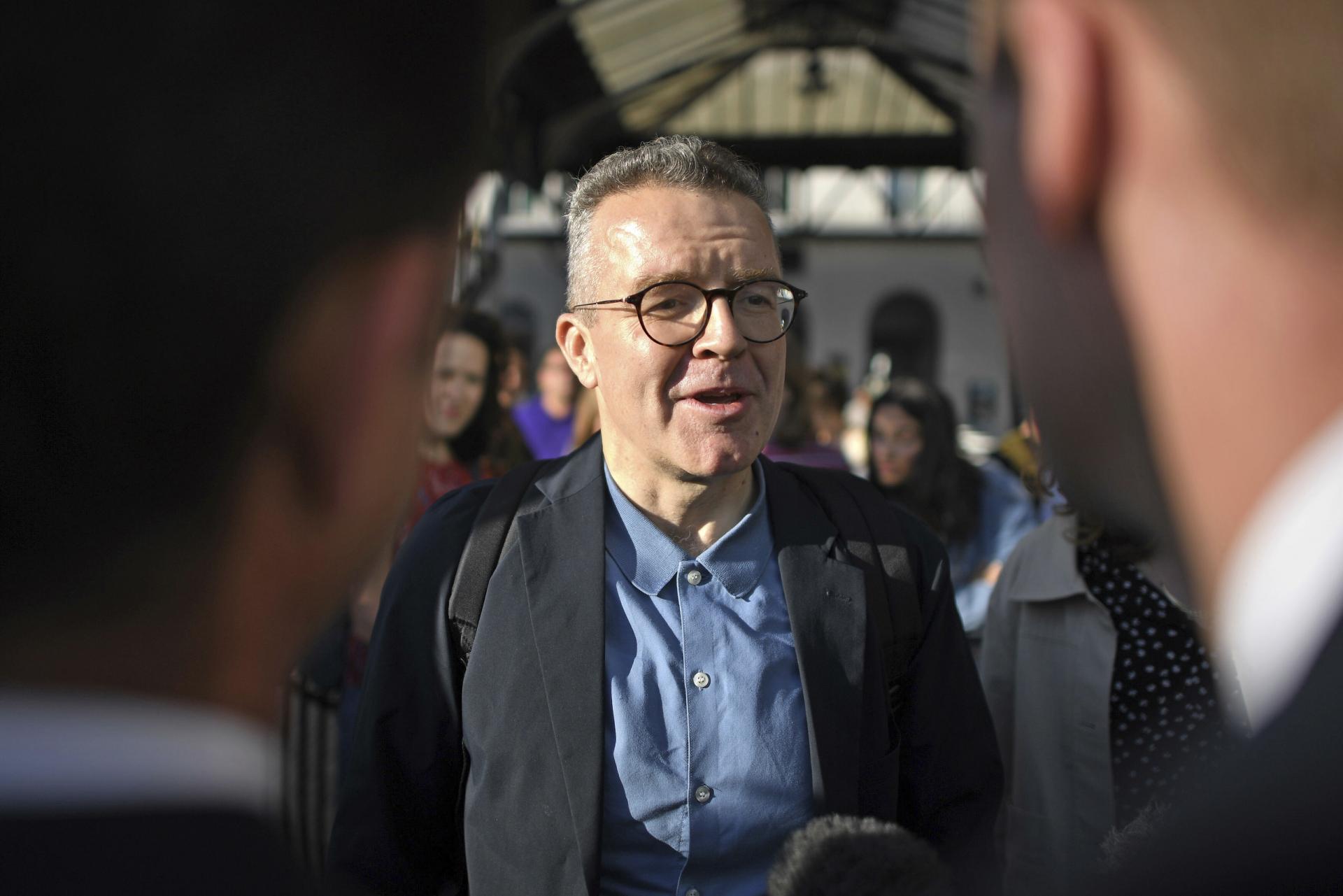 Úvod konferencie poznamenali snahy o zosadenie Corbynovho blízkeho spojenca Toma Watsona z postu podpredsedu strany, čomu Corbyn zabránil.