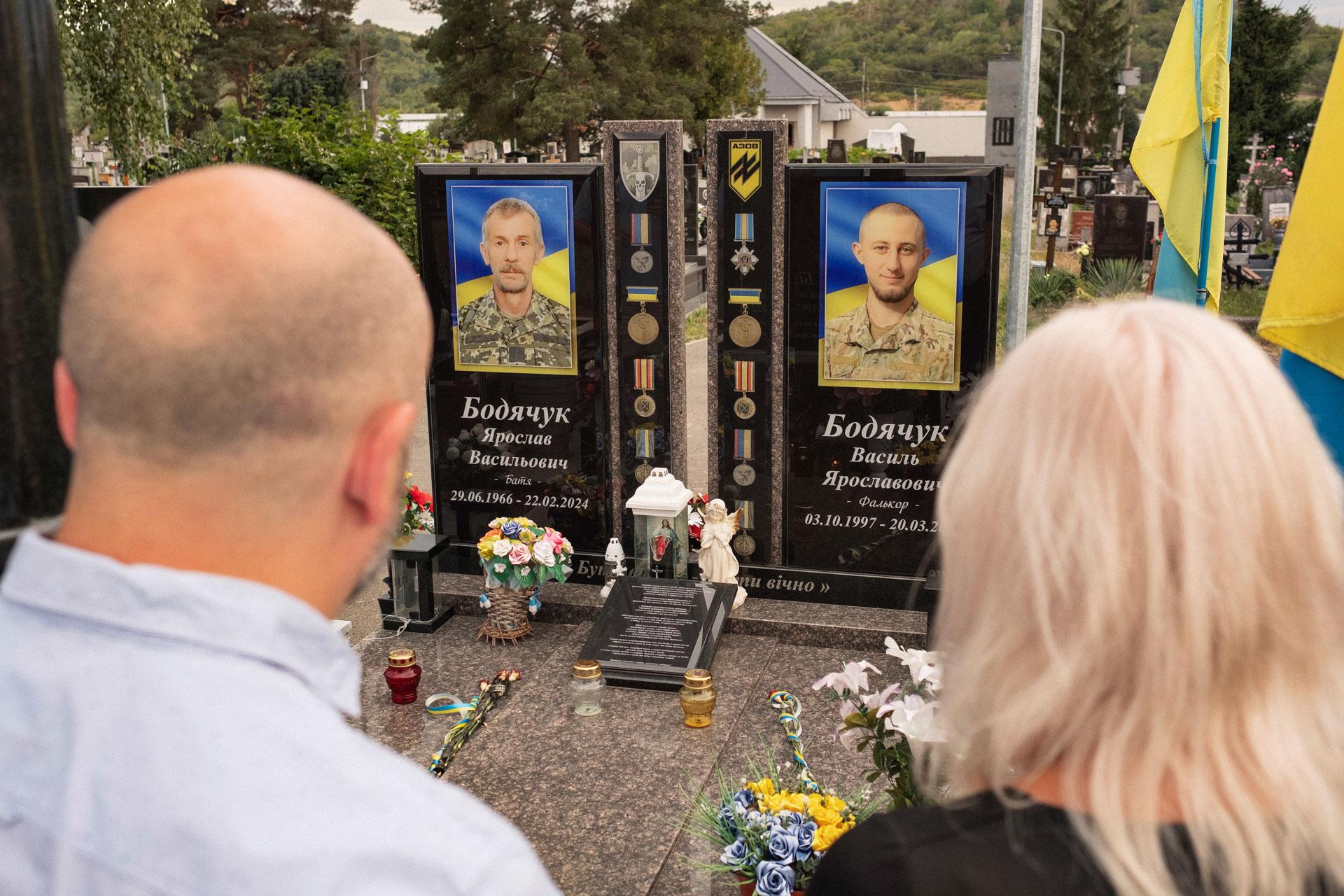 Spoločný hrob otca a syna na cintoríne. Počas obradu farár Sergej Gerzanič spomína na oboch mužov.