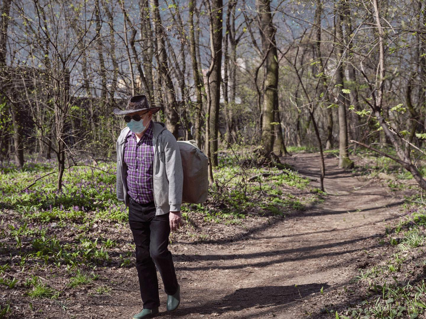 Slnečný víkend sa mnohí ľudia rozhodli stráviť vonku. Aj počas pobytu v prírode platí povinnosť nosiť ochranu úst a nosa, najlepšie ochranné rúško.