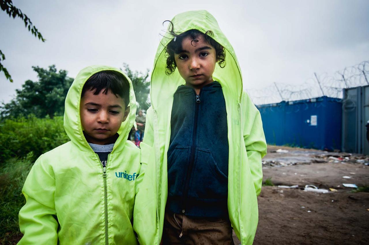 6. august 2016, tranzitná zóna Kelebija, Srbsko: Štyridsať percent utečencov na severe Srbska tvoria deti. Na prechod hranice čakajú v horúčave aj v daždi.