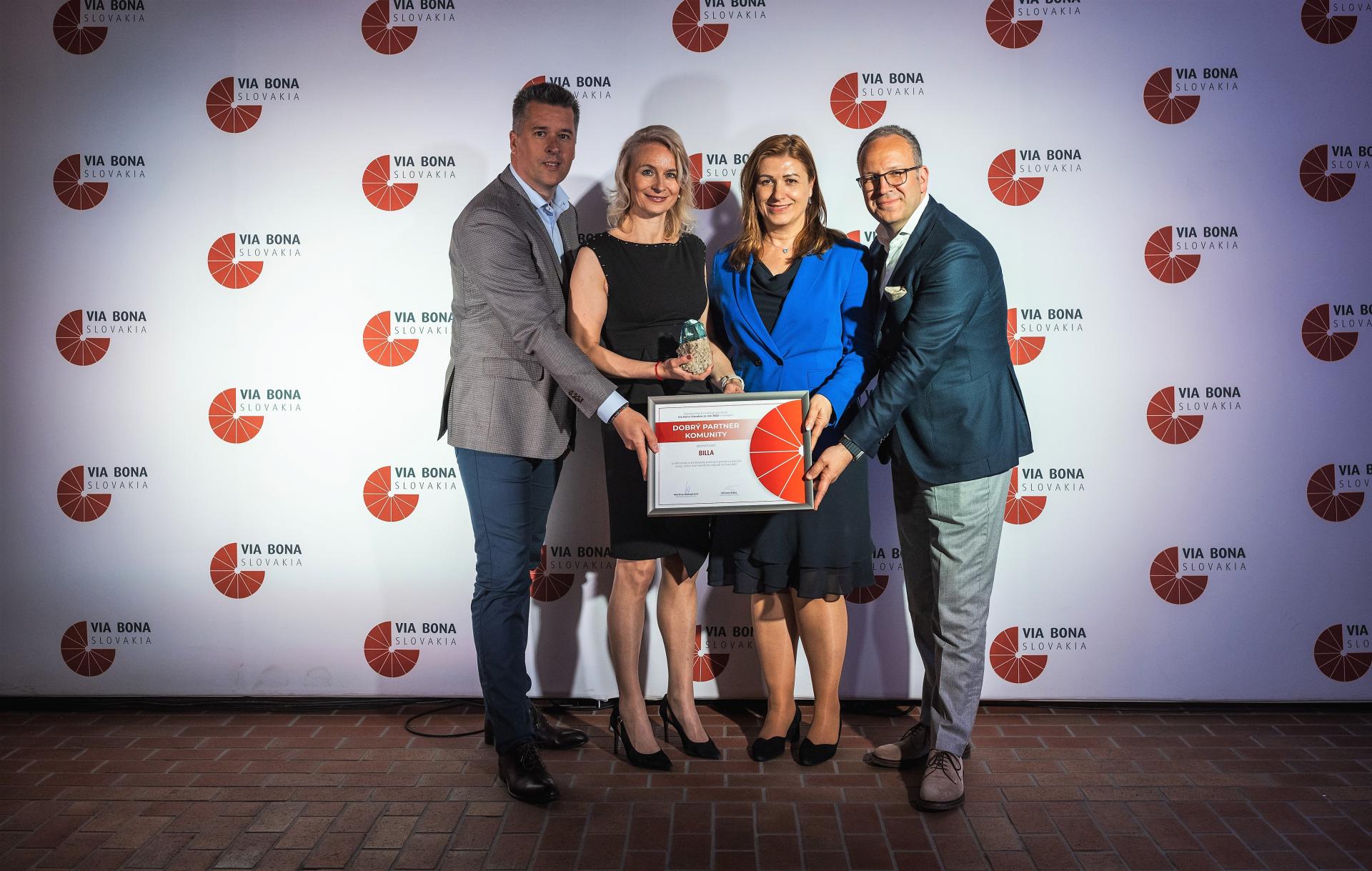 BILLA získala ocenenie VIA BONA SLOVAKIA, zľava: Tomáš Staňo, finančný riaditeľ, Jana Gregorovičová, senior CSR špecialistka; Albena Georgieva, prevádzková riaditeľka, Arnd Riehl generálny riaditeľ BILLA.
