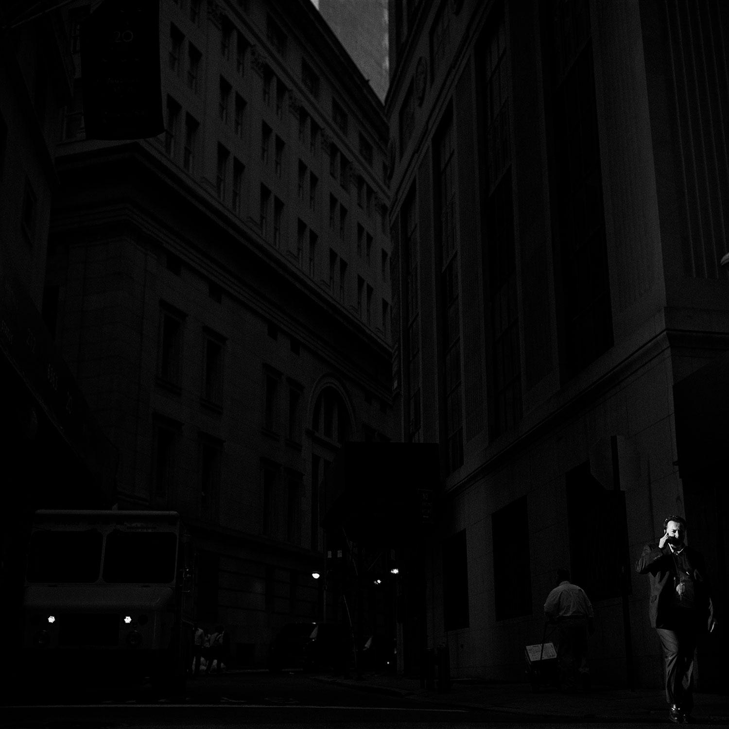 17. september 2008 New York, USA: Biznismen kráča v slnečnom počasí po Manhattane. Obrovská zadlžovacia párty sa skončila veľkým prepadom svetových trhov. Zdá sa, že opakujeme podobné chyby, ako pred vypuknutím krízy z roku 2008.