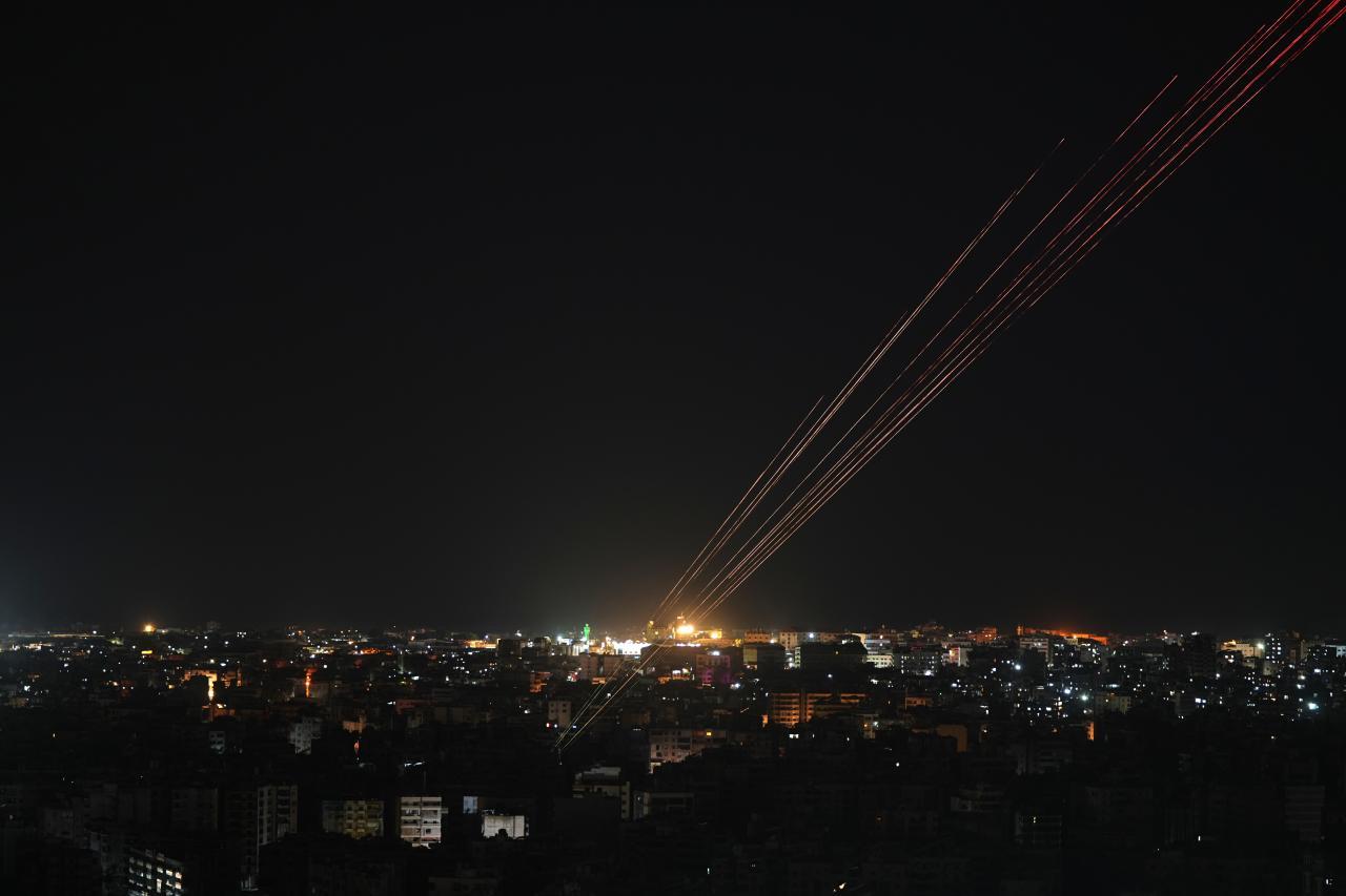 Trasovacie náboje osvetľujú nočnú oblohu po uzavretí prímeria medzi Izraelom a Hizballáhom, Bejrút, 17. 4. 2026