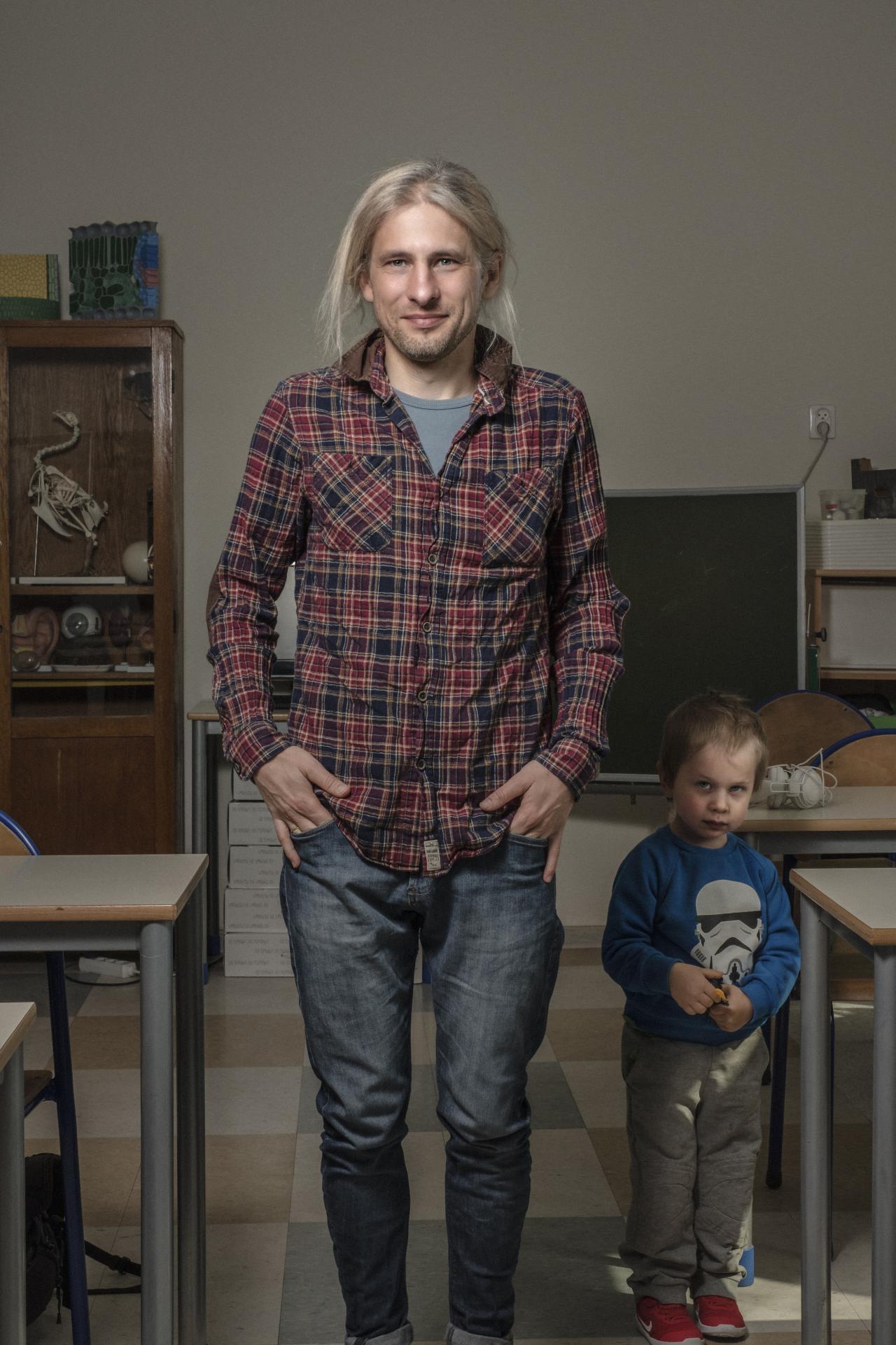 Učiteľ Dominik Marszał študoval špeciálne na to, aby mohol vyučovať predmet Príroda deti od 4. do 6. ročníka. Tento blokový predmet však po reforme v roku 2017 zanikol.