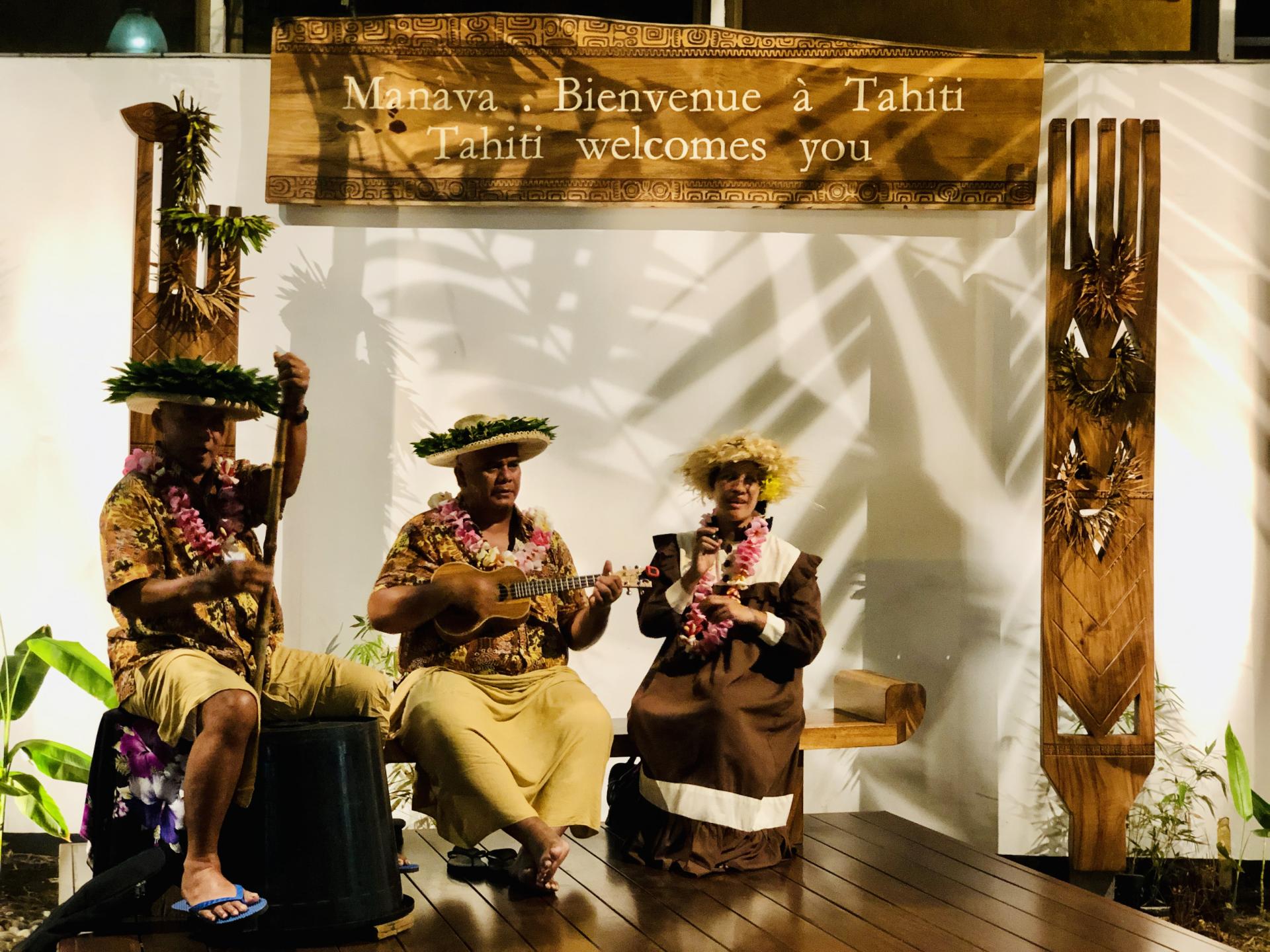 Srdečné privítanie na letisku v Papeete na Tahiti.