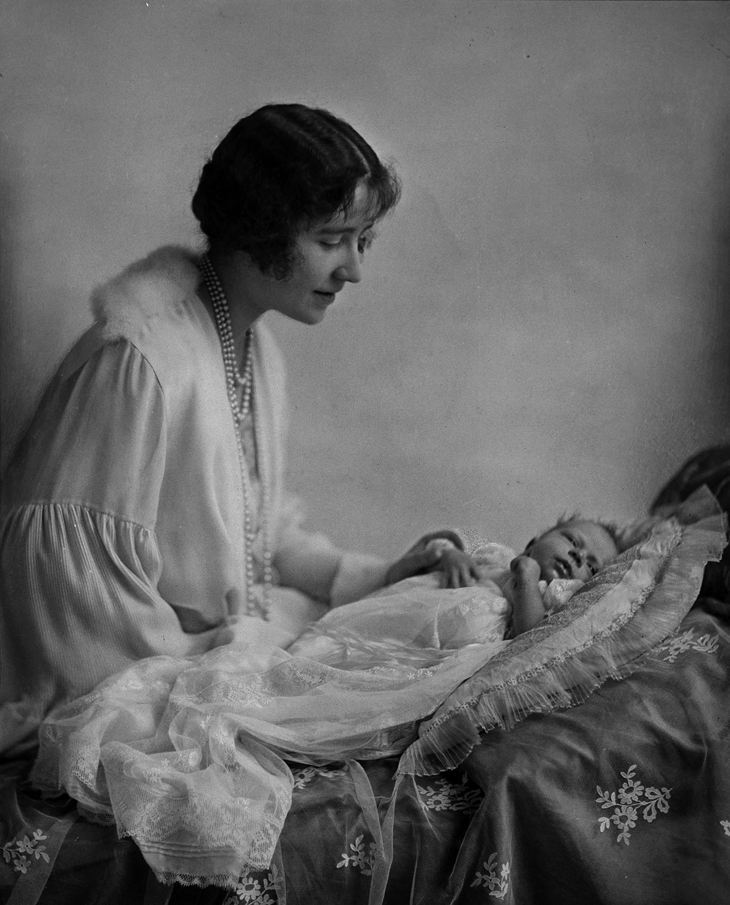 1. máj 1926: Vojvodkyňa z Yorku Alžbeta so svojou novonarodenou dcérou, neskoršou kráľovnou Alžbetou II.