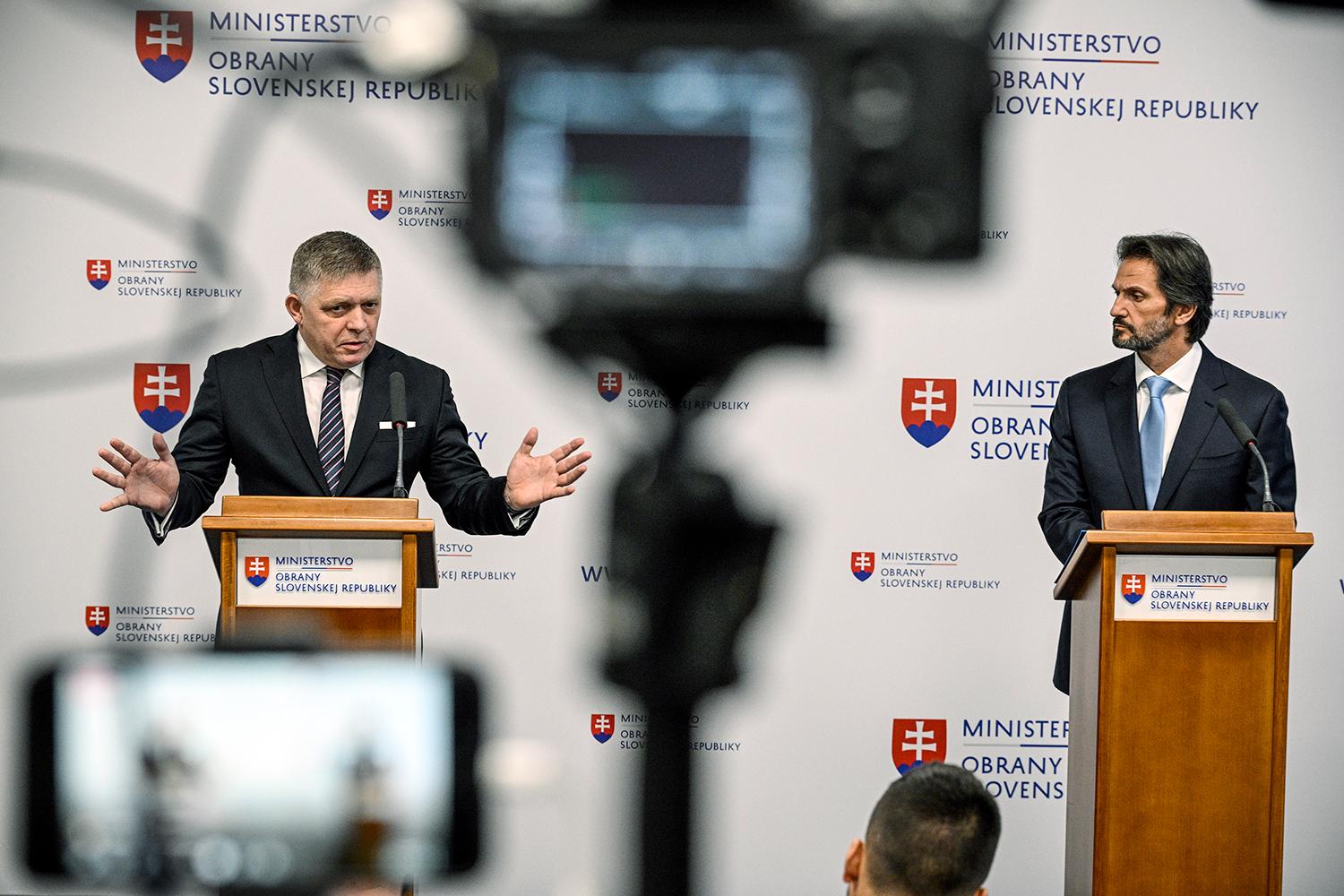 6. november 2023, Bratislava: Premiér Robert Fico a minister obrany Robert Kaliňák na tlačovej besede v rámci návšetvy predsedu vlády na ministerstve obrany, kde sa oboznámil s aktuálnym stavom v rezorte.