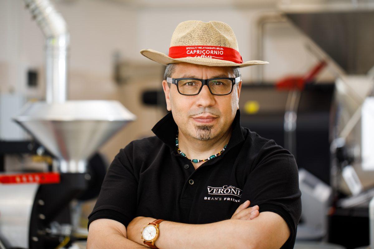 „MOJÍM SNOM JE VYBUDOVAŤ VEĽKÚ MEDZINÁRODNÚ AKADÉMIU KÁVY, KTORÁ BY BOLA MEDZIČLÁNKOM MEDZI ZAMESTNÁVATEĽOM A ŠKOLOU.“ 