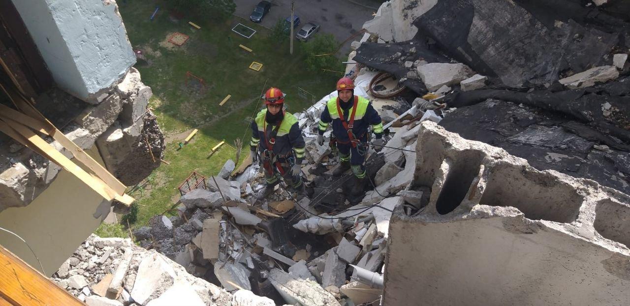 Charkov, inšpekcia kontroluje stav bytov po bombardovaní (2).