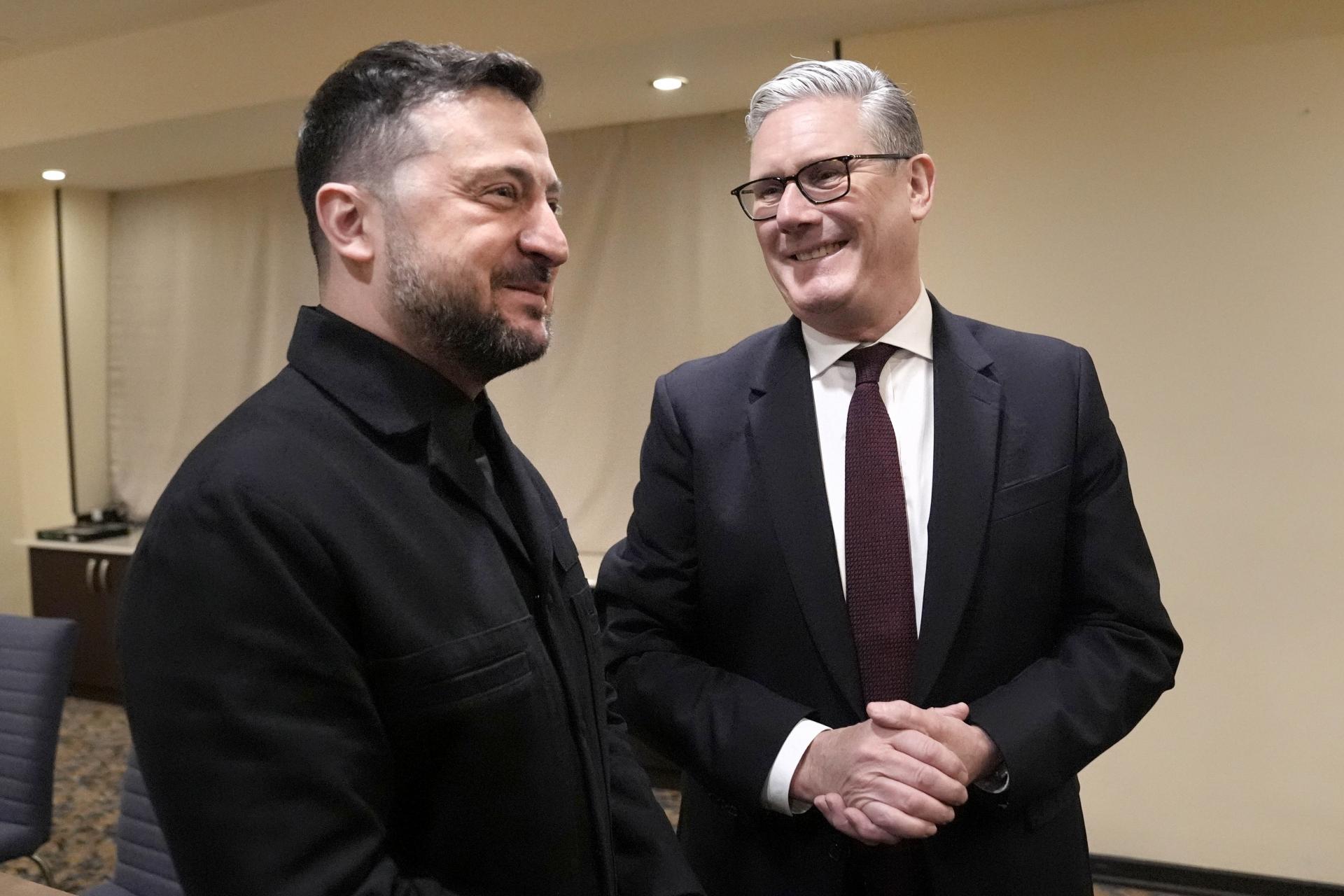 Keir Starmer s Volodymyrom Zelenským na samite v Arménsku, 3. mája 2026