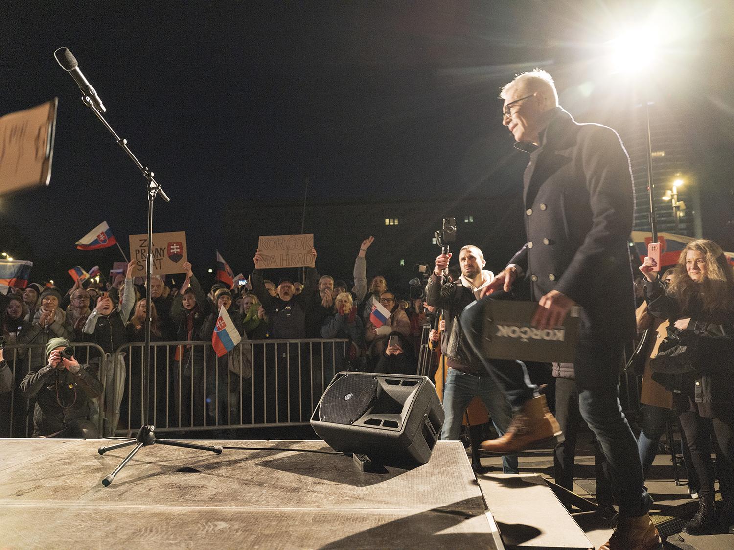 19. marec 2024, Bratislava: Prezidentský kandidát Ivan Korčok na Námestí slobody, kde sa zišlo na predvolebnom mítingu, ktorý narýchlo zorganizoval jeho štáb, vyše 10 000 ľudí. Hektický týždeň zakončí predvolebnou debatou v RTVS.
