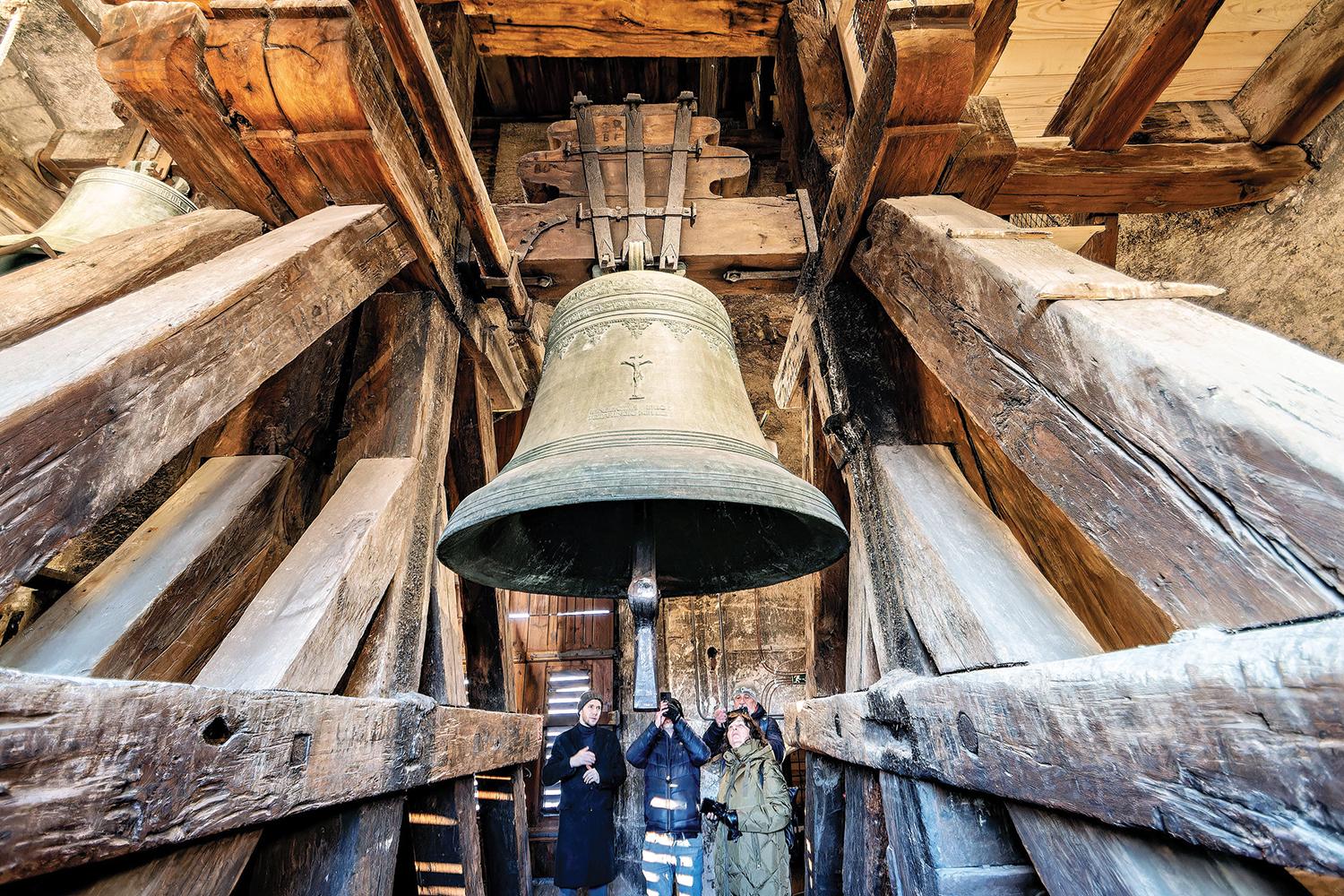 Stredný z troch zvonov Kostola svätého Jakuba v Brne.