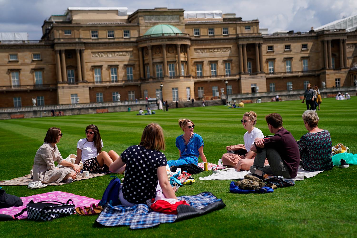 8. júl 2021 Londýn, Veľká Británia: Záhrada Buckinghamského paláca. V rámci postupného návratu do normálu otvorili pre verejnosť, chtivú piknikov, aj exteriéry pri kráľovskom paláci.