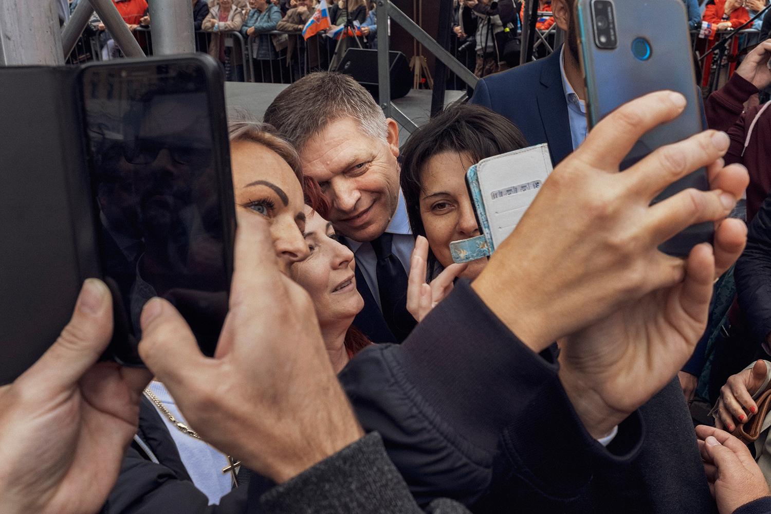 1. september 2021, Košice: Smer zvolal na Deň Ústavy protivládny protest, ktorého sa zúčastnilo veľa priaznivcov a obdivovateliek Roberta Fica. Mnohým ľuďom jeho vyhlásenia na Facebooku zapadajú do ich obrazu sveta.