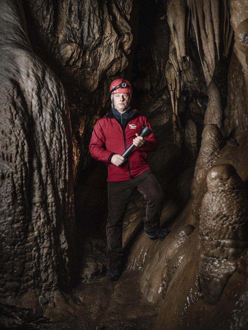 Ján Vrabec, 58 rokov, Bystrianska jaskyňa. Správca z horehronskej obce Bystrá je tamojšej jaskyni verný už viac ako tri desaťročia. V Klenotnici bohatej na krasovú výzdobu rád vysvetľuje návštevníkom rozdiel medzi stalaktitom, stalagmitom a stalagnátom.