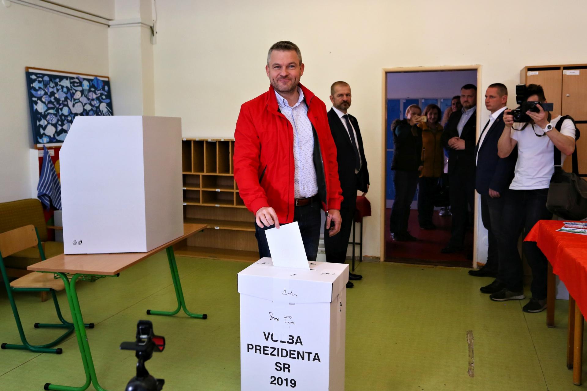Premiér SR Peter Pellegrini dnes volil v Banskej Bystrici.