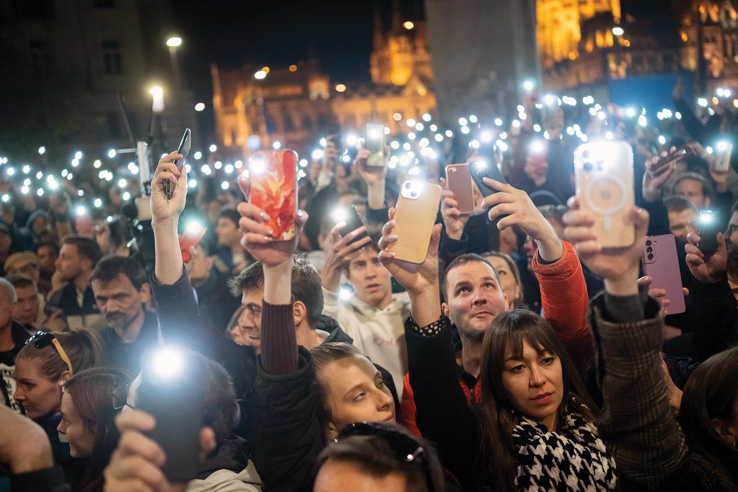 26. marec 2024, Budapešť: Dav na mítingu Pétera Magyara, kde oznamoval korupčné kauzy Viktora Orbána.