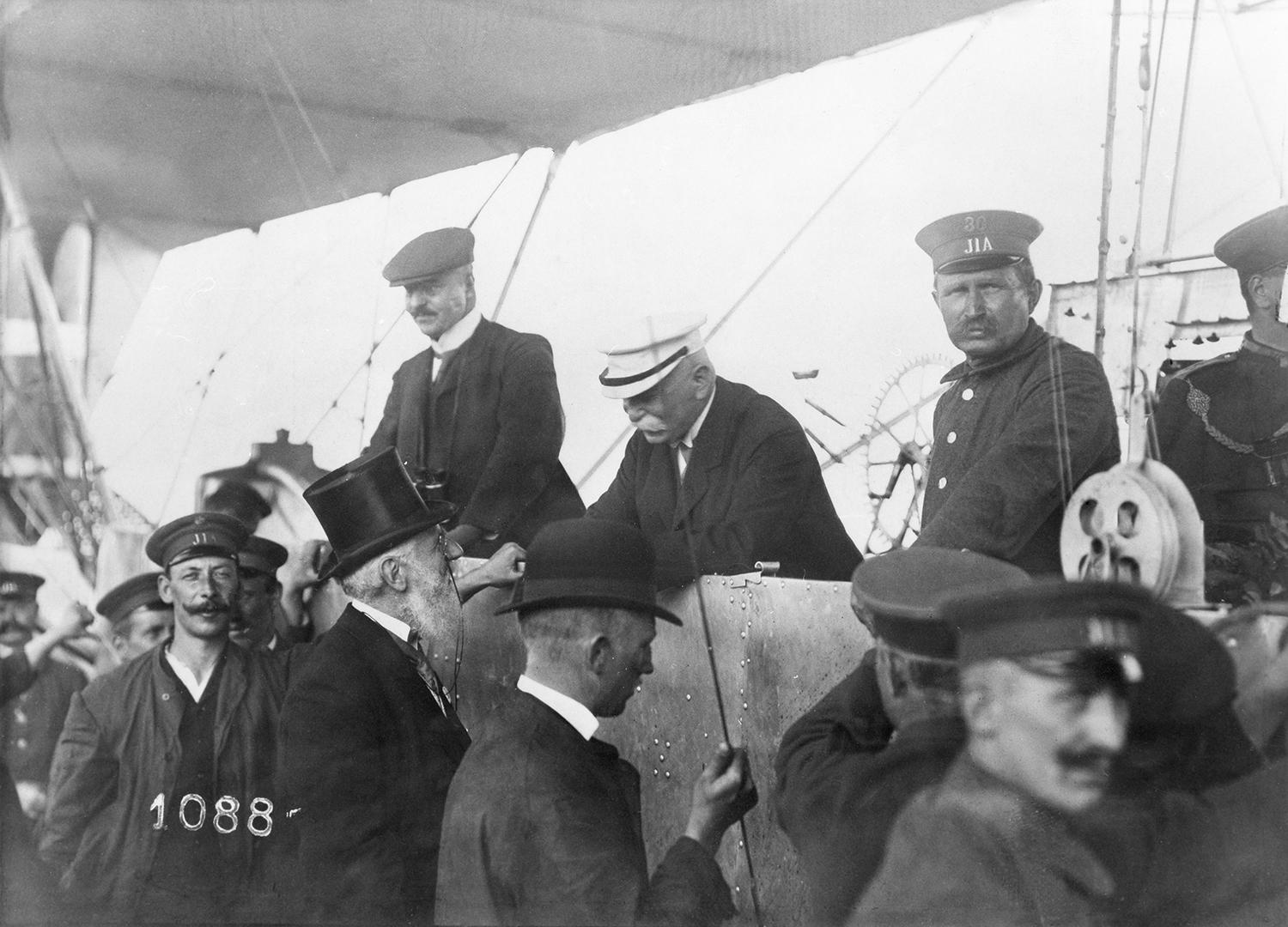 31. júl 1909, Frankfurt nad Mohanom: Gróf Zeppelin na Z II (LZ 5) sa zdraví so starostom na medzinárodnej leteckej výstave.