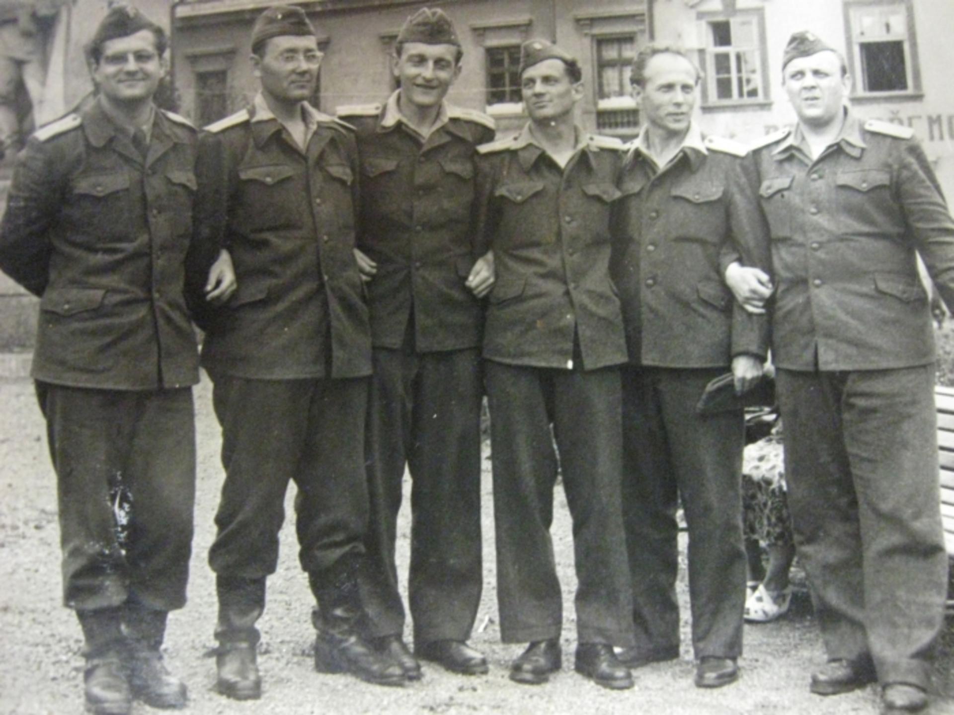 Ján Gronský (celkom vľavo) na vojenskom cvičení v roku 1956.