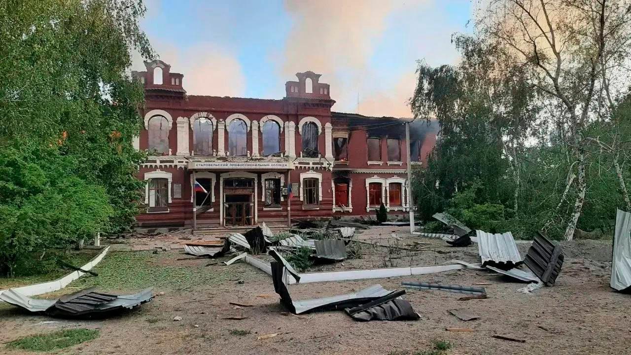 Fotografia Moskvou dosadeného predstaviteľa Ruskom kontrolovaného Luhanského regiónu Leonida Pasečnika zachytáva budovu univerzitného kolégia poškodenú ukrajinskými dronmi v Starobiľsku, 22. 5. 2026.