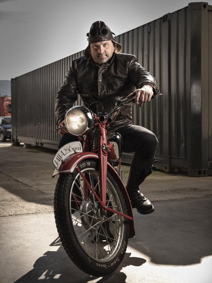 Vlastimil Belaň, 47 rokov, Lehota pod Vtáčnikom. Vášnivý motorkár a zberateľ veteránov založil Technické Moto múzeum.