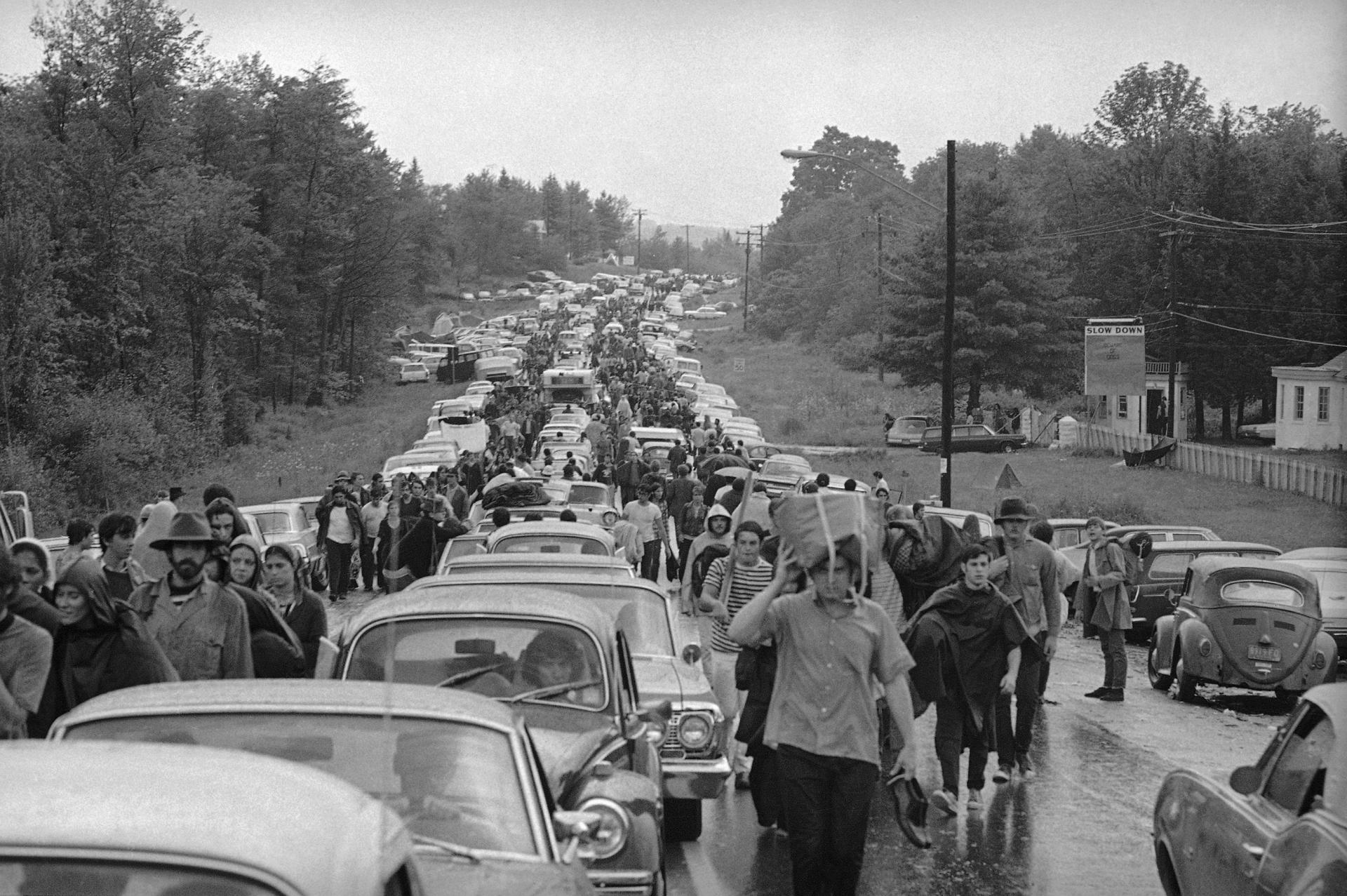 16. august 1969, Bethel, USA: Ľudia odparkovali svoje autá v obrovských kolónach a na miesto konania festivalu prichádzali pešo.