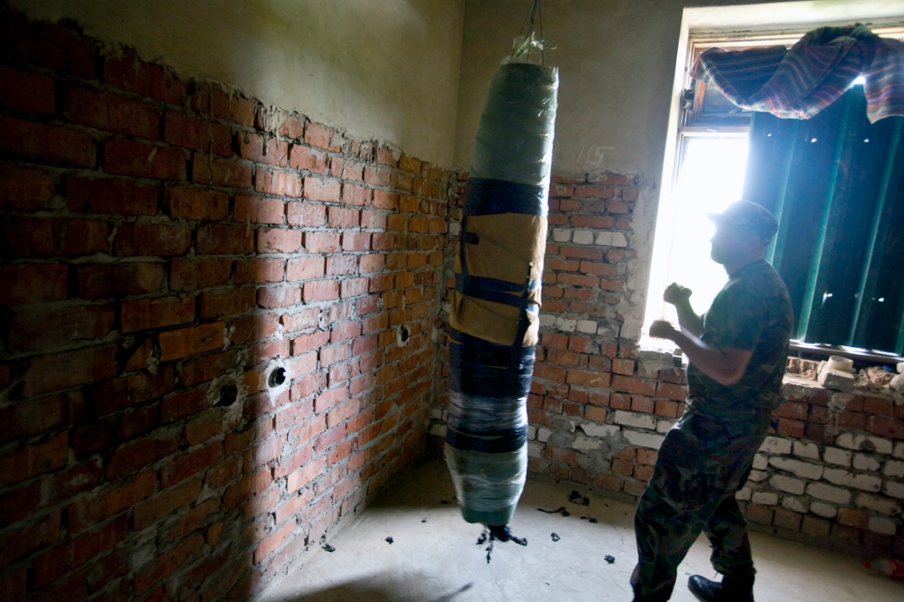 19. jún, 2015 Zarja, ukrajina: Ukrajinský vojak z pohraničnej jednotky trénuje box na základni v budove nedostavanej nemocnice.