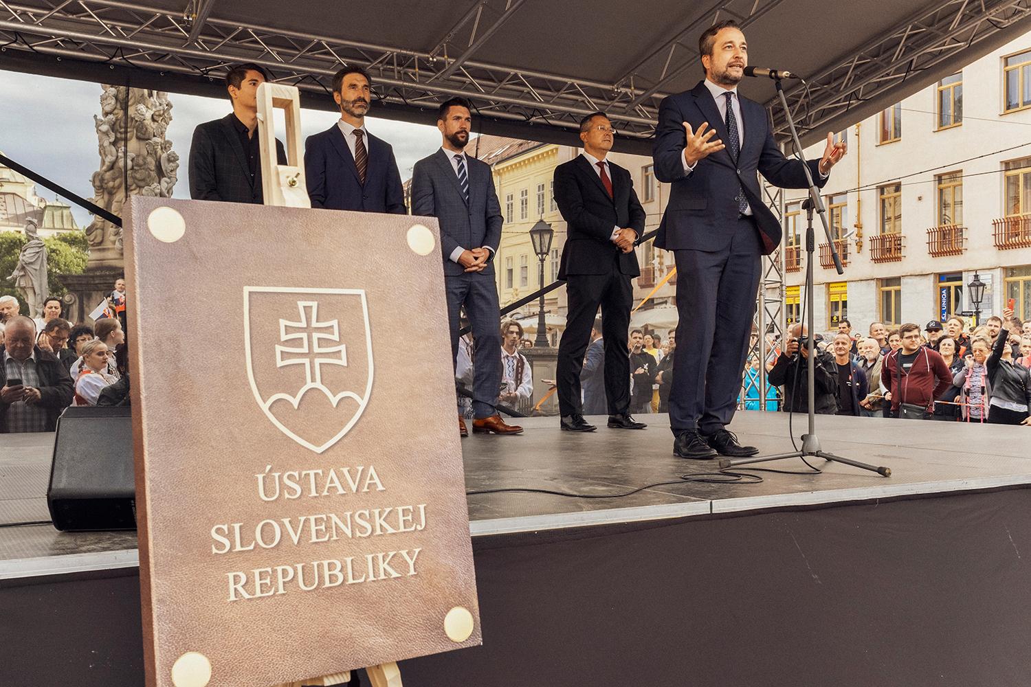 Poslanec Smeru-SD Ľuboš Blaha vyzýva skandujúci dav na prevzatie moci v štáte revolučnou cestou a sľubuje sociálne istoty.