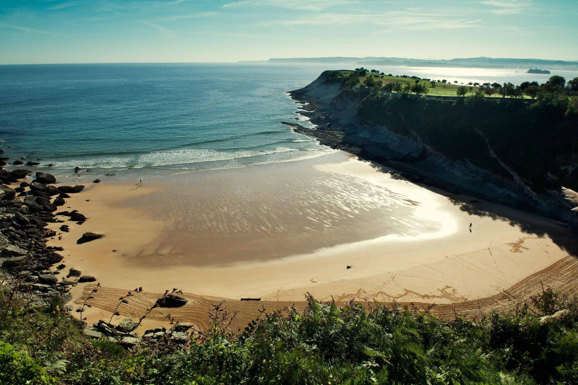 Plážička Playa Matales pri meste Santander.