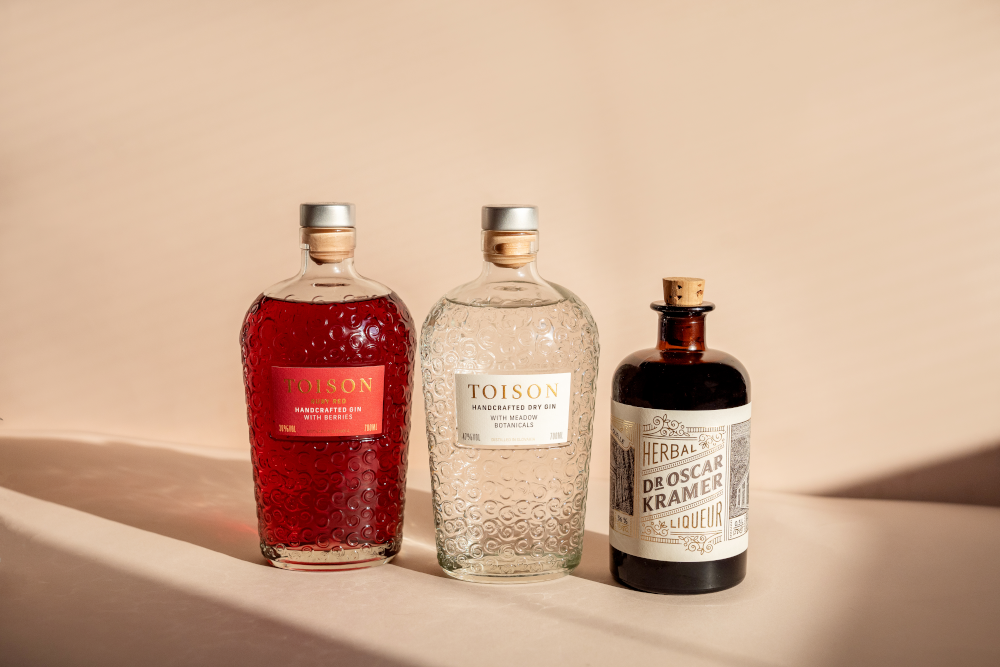 Červený gin TOISON RUBY RED, dry gin TOISON a bylinný likér Dr.Kramer – skvelo chutia samotné a rovnako vyniknú v cocktailoch. Foto Spirit Company
