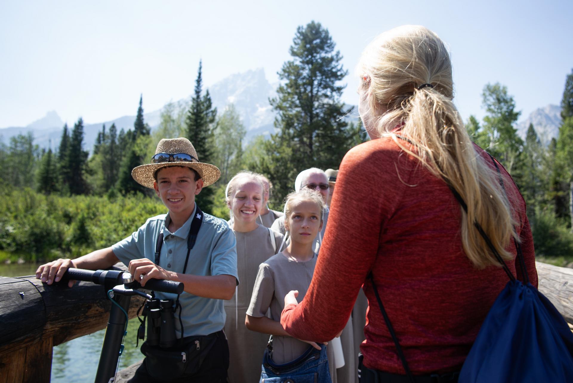 Skupinka amišských detí v národnom parku Grand Teton.